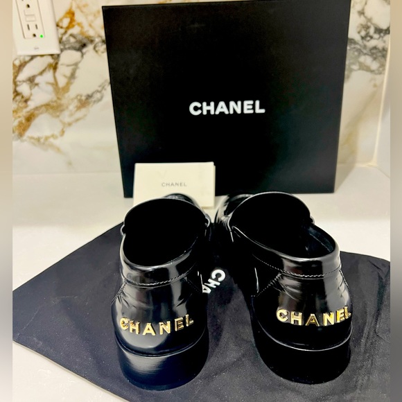 S23 Chanel Women’s Black Leather Loafers Gold Hardware 39 - Picture 2 of 14